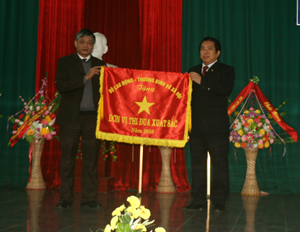 Đồng chí Doãn Mậu Diệp, Thứ trưởng Bộ LĐ- TB&XH trao cờ thi đua xuất sắc cho lãnh đạo Sở LĐ- TB&XH tỉnh.